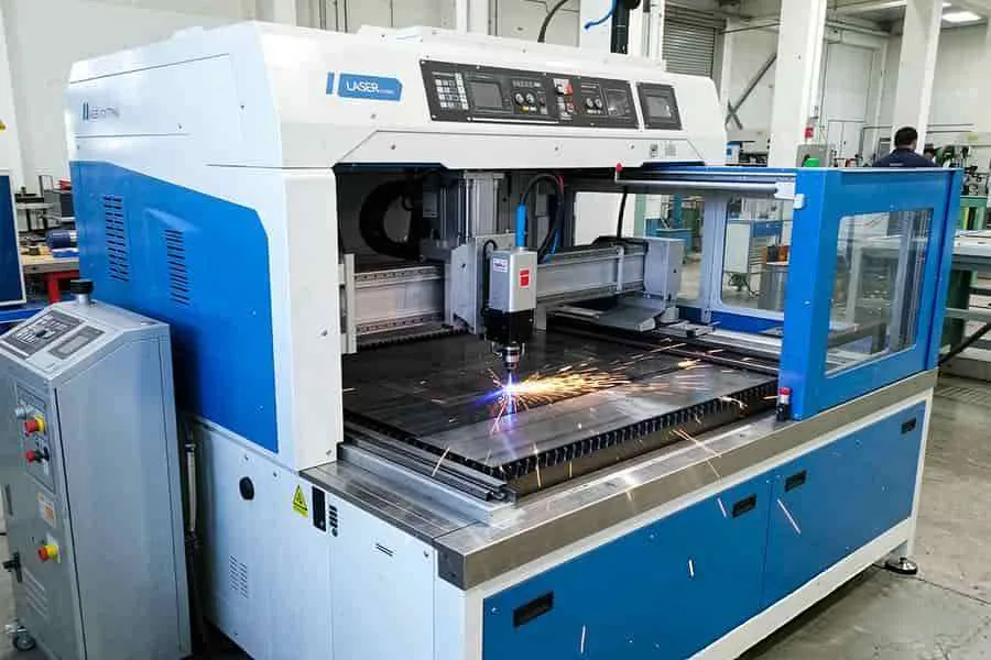 Fibre laser cutting machine cutting a sheet metal part on its bed