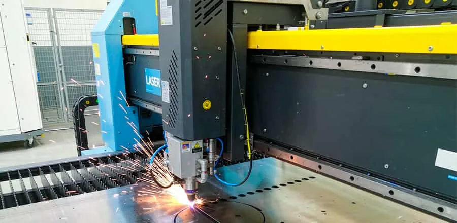 Fibre laser cutting a circular contour out of a stainless steel sheet