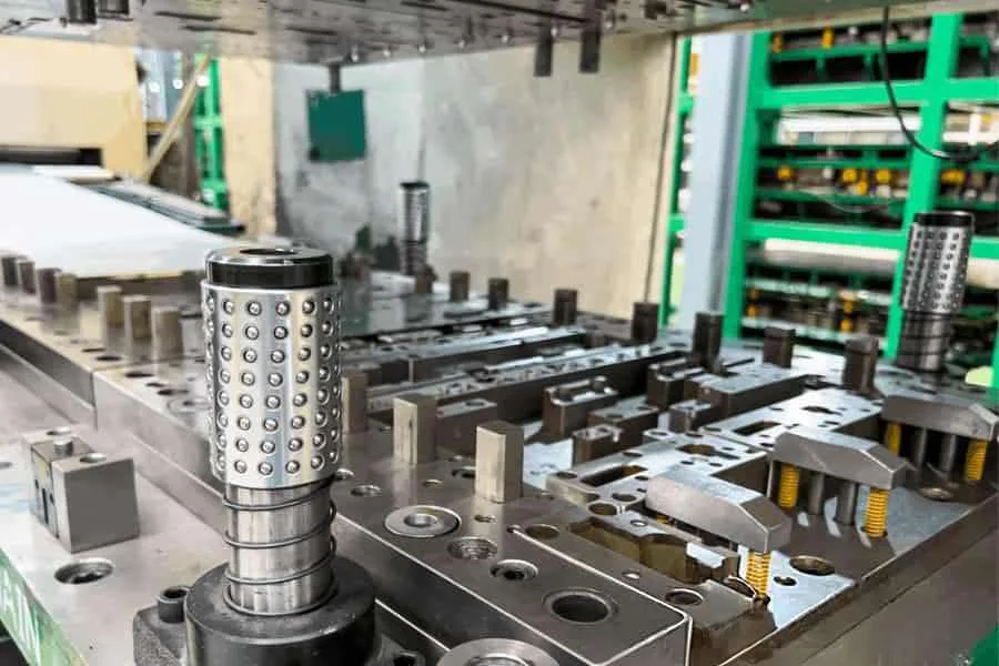 Stamping die with ball-cage guide pillars in a workshop